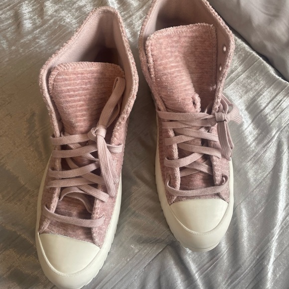 NEW Converse CTAS
Lugged 2.0 Hi Corduroy
Platform, MENS
Sneaker Size 9.5‎ - Picture 8 of 14